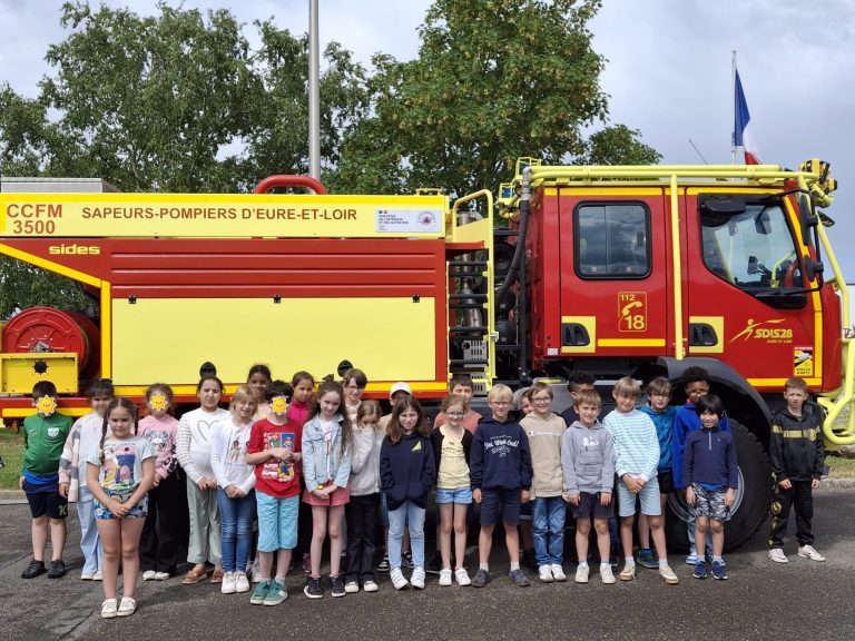 Les CE2 visitent la caserne des pompiers